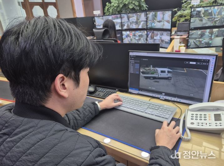 금산군 관제 요원이 인공지능 영상분석 솔루션을 활용해 관련 업무를 하고 있다.