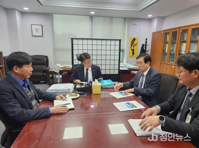 충주시 2026년 정부예산 확보에 총력 기울여(오른쪽에서 두번째 조길형 시장이 가운데 이재관 예결위 소위원과 예산 반영 관련 면담을 하고 있다)