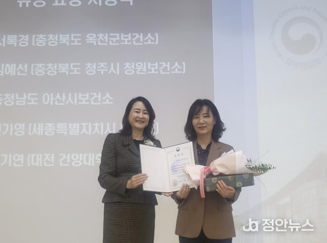 표창수상 후 기념촬영을 하고 있다.