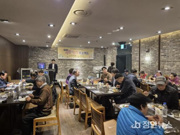 어르신들이 마벨리에 시흠점에서 식사하고 있는 모습