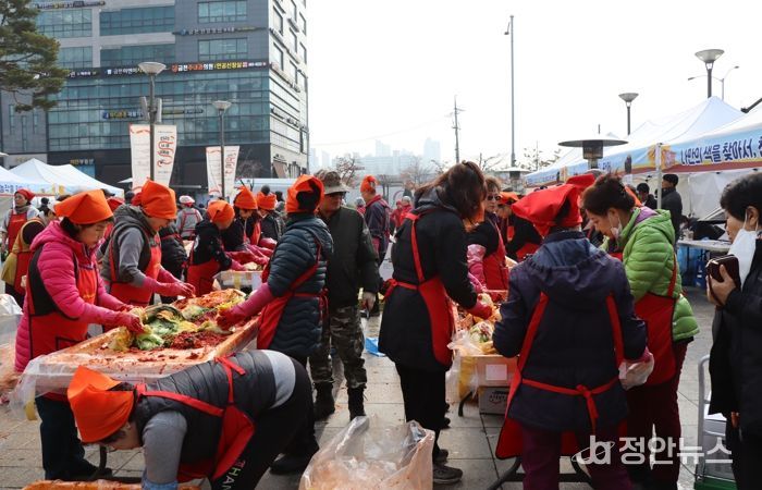 지난해 행사 ‘금천 도시농업 한마당’에서 지역주민들이 김장을 담그고 있다