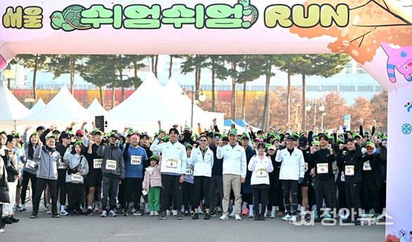 오세훈 서울시장이 16일(일) 마포구 상암월드컵공원 평화광장에서 열린 '2025 서울 쉬엄쉬엄 런'에 참석해 참가자들과 출발에 앞서 기념촬영하고 있다.