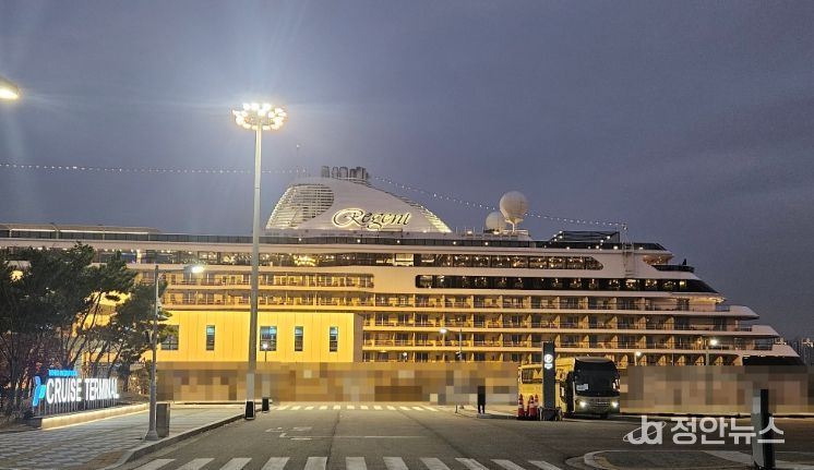 인천항 크루즈 터미널에 리젠트 세븐시즈(Regent Seven Seas)사의 ‘세븐시즈 익스플로러(Seven Seas Explorer)’호가 정박해 있다 / 사진제공 = 인천항만공사