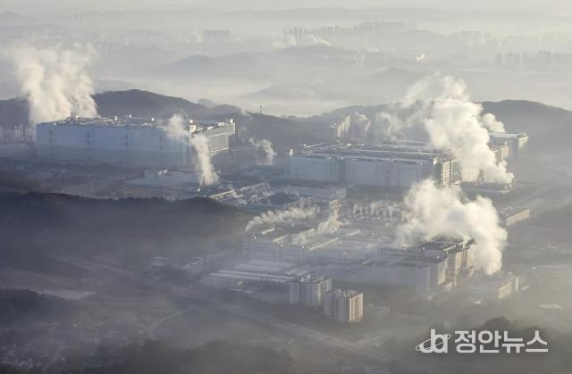 삼성디스플레이 전경. 아산시의 꾸준한 성장에는 대기업과 유관 기업 등 양질의 일자리가 주요했다.