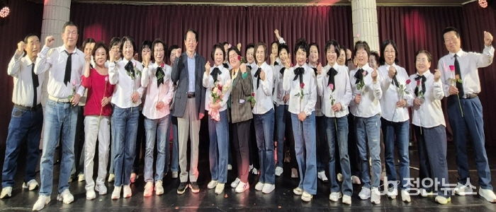 수원시 영통구 광교2동 라온시니어 합창단, 주민 환호 속에 정기연주회 성료