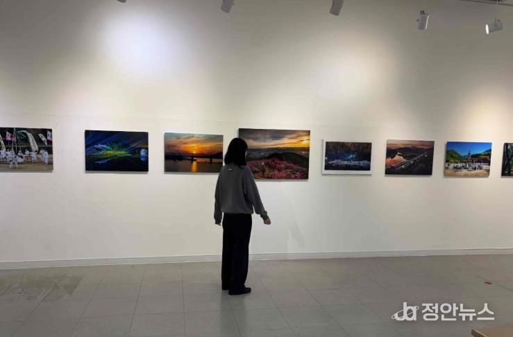 밀양아리랑아트센터 전시장에서 열리는 2025 밀양사계절관광 전국 사진 공모전