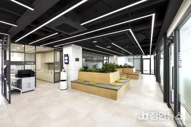 강동50플러스센터 공유사무실 내부 전경