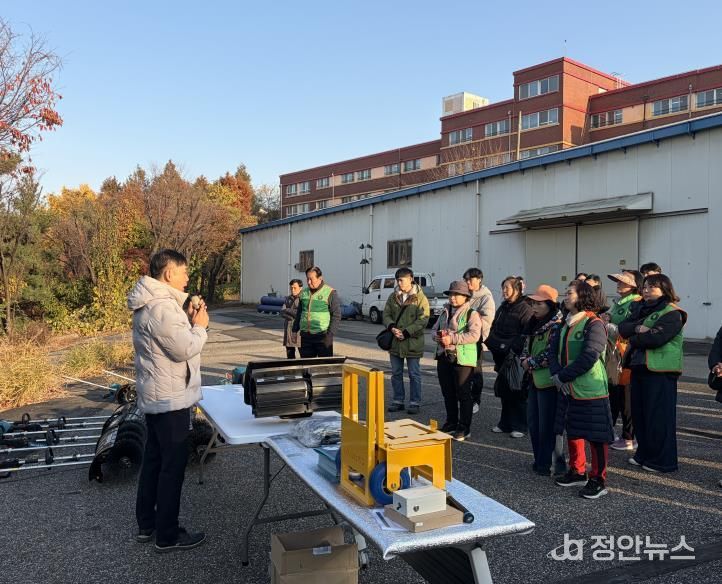 부천시는 지난 19일 60여 명의 공무원과 부천시 자율방재단원을 대상으로 소형 제설장비 작동요령 교육을 시행했다.