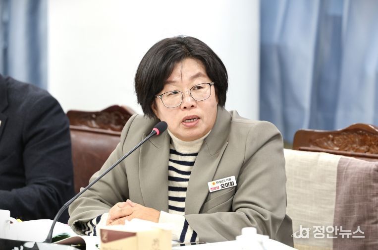 전라남도의회 제395회 제2차 정례회 2026년도 인구청년이민국 소관 예산안 심사(19일)에서 오미화 의원이 집행부를 향해 질의하고 있다.