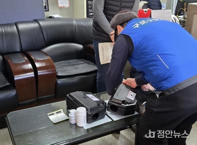 구로구보건소 방역반이 스마트 구서 장비의 구조와 설치 방법, 약제 사용법 등에 대해 교육하고 있는 모습