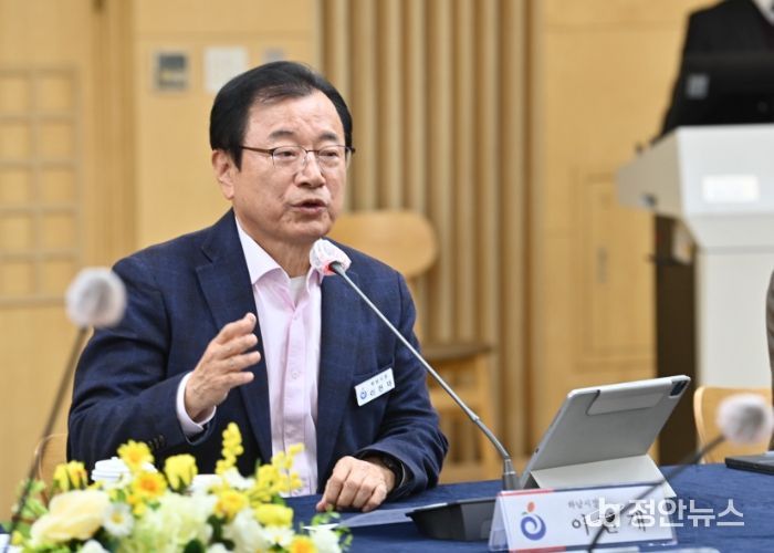 21일 시청 상황실에서 열린 ‘하남시 우수기업 간담회’에서 이현재 하남시장이 참여해 발언하는 모습