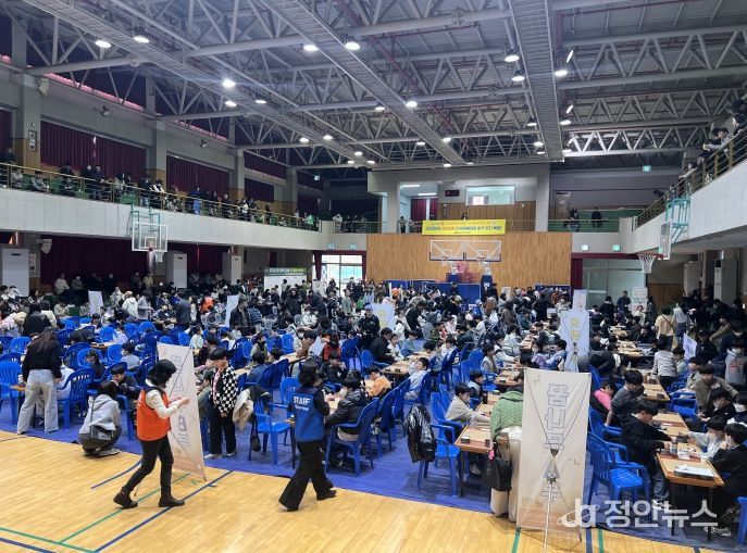 제13회 시장배 전국아마추어 바둑대회에 참가한 학생부 선수들이 경기에 임하고 있다.