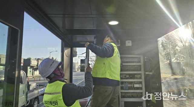 버스 승강장 난방기 살균, 세척 모습