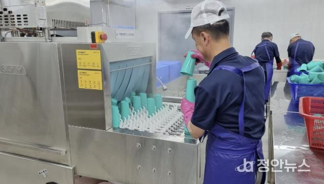 자활근로사업 참여자 근로 모습(다회용기 세척장)