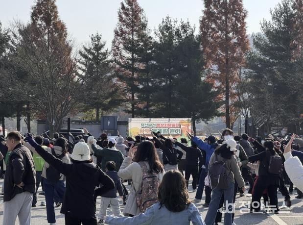 덕산온천 명상치유숲길 황토 둘레길 걷기 행사 모습