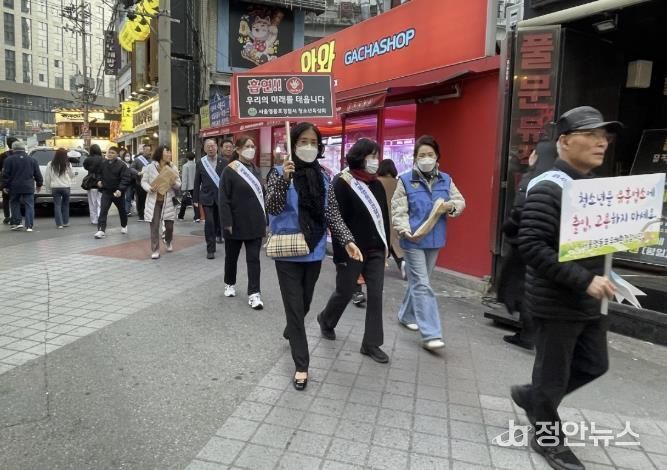 영등포역 일대에서 캠페인을 시행하는 모습