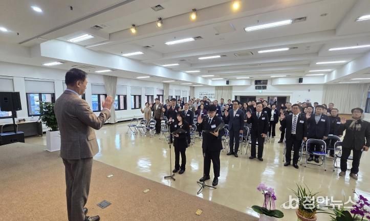 의장인 이재명 대통령을 대신해 자문위원 선서를 받는 정장선 평택시장