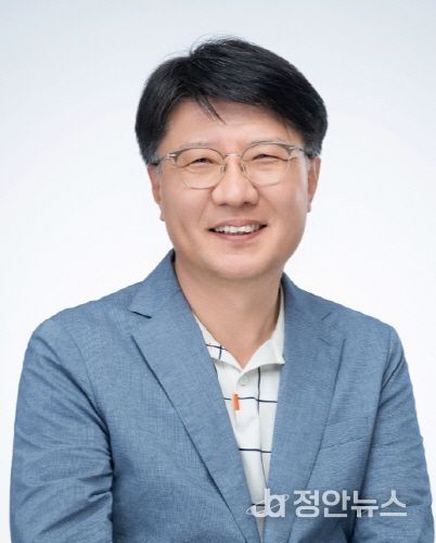 경상국립대학교(GNU) 사범대학 윤리교육과 홍석영 교수는 11월 19일 서울가든호텔에서 열린 ‘생명윤리법 시행 20주년 기념식’에서 생명윤리 정책 발전에 기여한 공로로 보건복지부 장관 표창을 받았다.