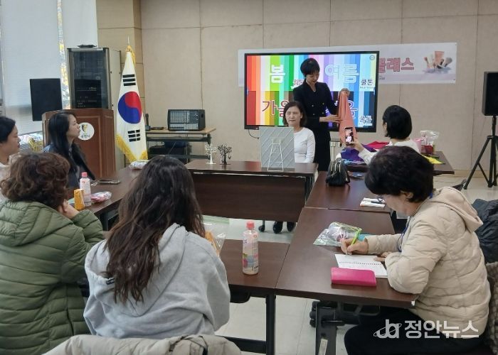 광명시 철산3동 주민자치회는 지난 22일 철산3동 행정복지센터 2층 대회의실과 소회의실에서 지역 주민을 대상으로 ‘나를 찾는 색–퍼스널컬러&뷰티클래스’ 특강을 개최했다.