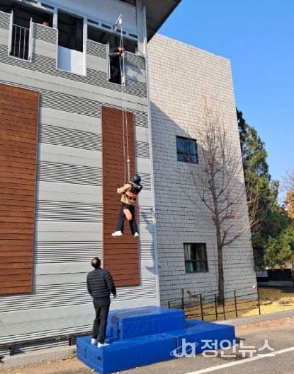 고양시 시민안전체험관 완강기 실외체험장에서 체험자가 스마트 에어백을 착용하고 안전체험을 진행하고 있다.
