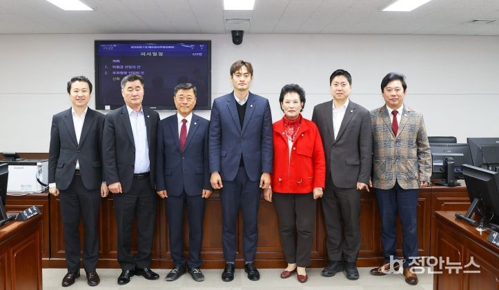 안산시의회가 24일 제300회 제2차 정례회 예산결산특별위원회 구성과 예산결산특별위원회 위원장 및 부위원장 선출을 마쳤다. 사진 왼쪽부터 송바우나 유재수 김재국 위원, 선현우 위원장 이진분 부위원장 최찬규 한갑수 위원의 모습