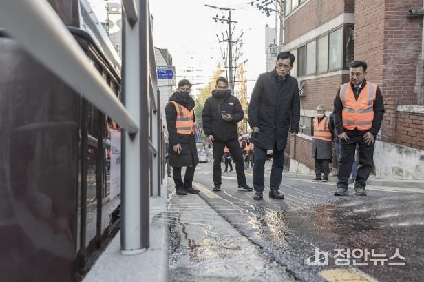 지난 겨울 제설대책 추진 현장을 찾아 점검하는 이기재 양천구청장