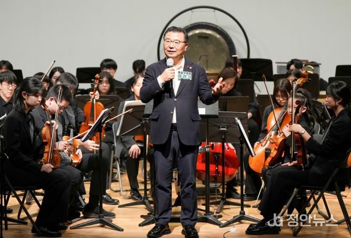 중랑구립 청소년오케스트라 단원들과 연주회장에 참석한 류경기 중랑구청장