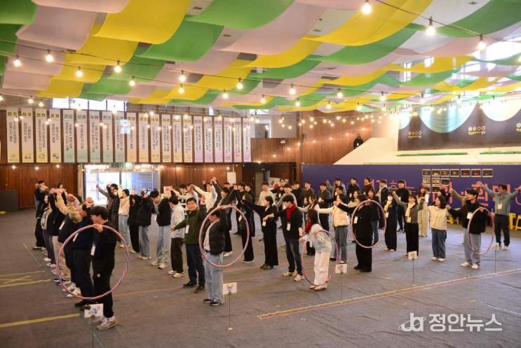 25일 밀양시 햇살문화캠퍼스에서 열린 2025년 워킹투게더 워크숍에서 직원들이 공감 운동회 프로그램에 참여하고 있다.