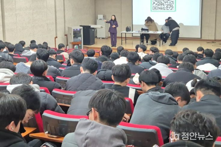 광주학생교육문화회관이 지난 20일 광덕고등학교 강당에서 진행한 이미지 메이킹 강의에서 광덕고등학교 3학년 학생들이 직접 메이크업과 헤어스타일을 시연해보고 있다.