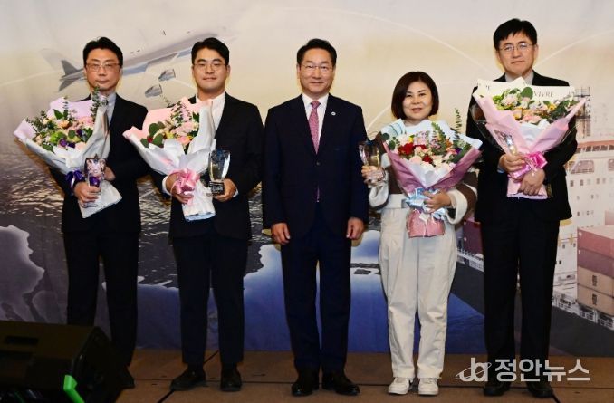 유정복 인천광역시장이 25 연수구 쉐라톤호텔에서 열린 '2025년 인천광역시 물류의날' 행사에서 물류발전대상 시상을 하고 있다.