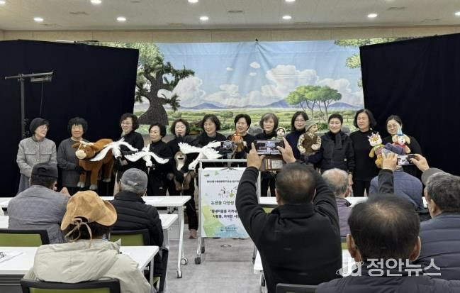 인형극 공연 후 인사하는 출연진