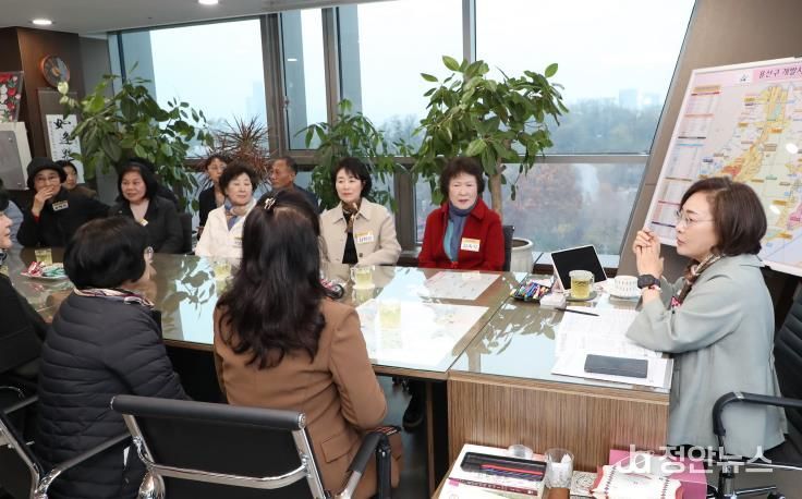 박희영 서울 용산구청장(오른쪽)이 동별 자원봉사캠프장들과 차담회를 갖고 지역의 자원봉사 활성화 방안을 논의하고 있다.