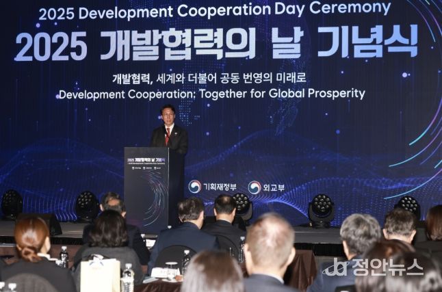 김민석 국무총리가 25일 중구 플라자호텔에서 열린 개발협력의 날 기념식에 참석, 기념사를 하고 있다.