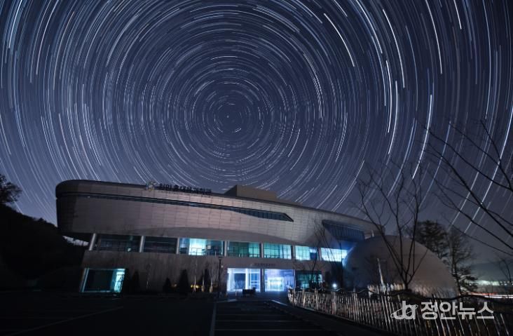 천안홍대용과학관 야간 모습.