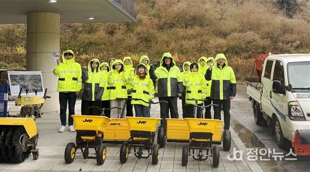 인천시설공단 가족공원사업단은 27일 폭설 대비 제설 대응 모의훈련을 실시했다.