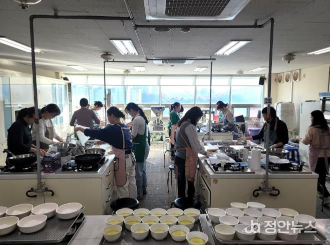 천안시농업기술센터가 우리쌀·밀 활용 가공기술 전문교육을 진행하고 있다.