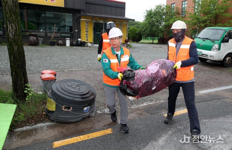 병규 광산구청장이 생활폐기물 수거 현장을 찾아 환경직 노동자들과 종량제 봉투를 나르고 있는 모습.