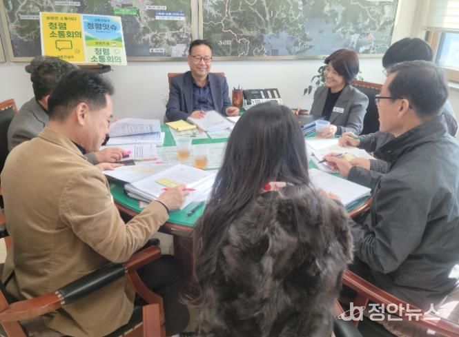 교통건설국 간부공무원들이 청렴소통회의를 하는 모습