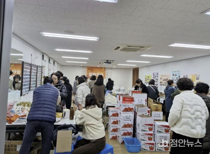 엄마줌마 알뜰장터 및 작품 전시회 현장 모습