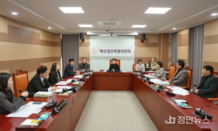 아산시의회 예산결산특별위원회(위원장 이기애)가 제3회 추경예산안 및 제7차 기금운용계획 변경안을 제2차 예결위를 통하여 심사하고 있다.