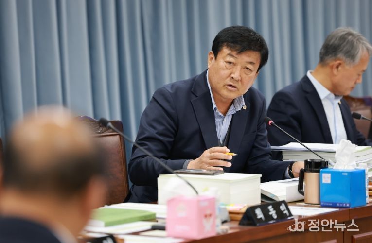 신승철 도의원이 지난 11월 28일 농수산위원회에서 농축산식품국 예산안 심사를 하고 있다.