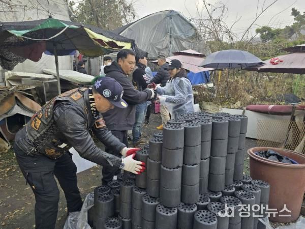 할리데이비슨 투어클럽 로드엔젤스 동호회 회원들이 연탄을 나르고 있다.