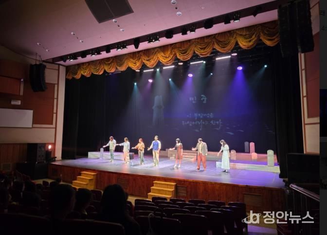 12월 3일 예술공연문화체험 프로그램에 출연한 광주뮤지컬단 ‘다락’의 5·18 창작 뮤지컬 ‘망월: 달을 바라다’ 공연 장면