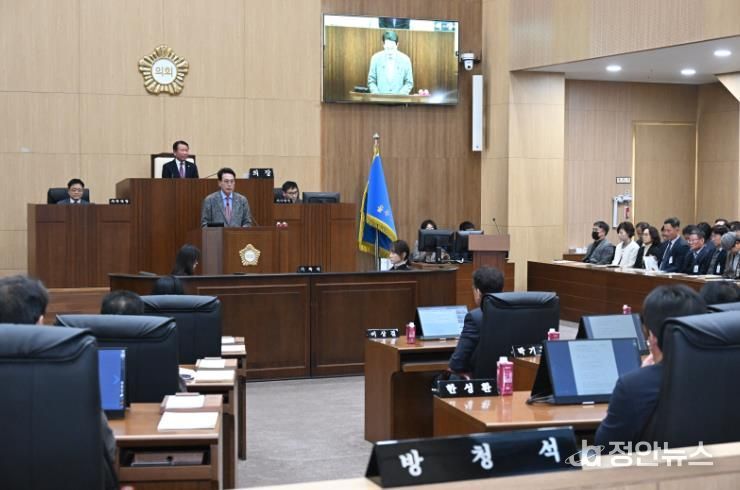 울주군의회 제242회 정례회 제2차 본회의가 3일 의사당 본회의장에서 열린 가운데 이순걸 울주군수가 2026년 당초예산안 제출에 따른 시정연설을 하고 있다.