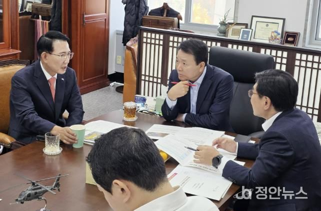 이완섭 서산시장이 지난 11월 13일 국회에서 성일종 의원을 만나 주요 현안 사업에 대한 국비 반영을 건의했다.