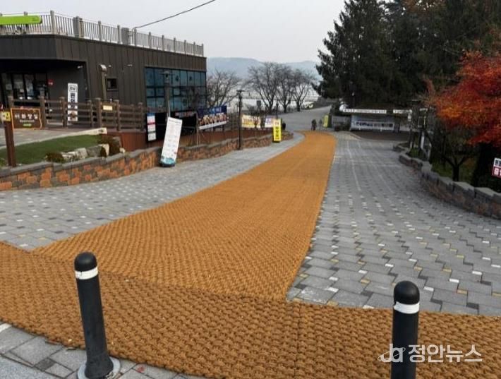 예당관광지 일원 보행매트(야자매트) 설치 사진
