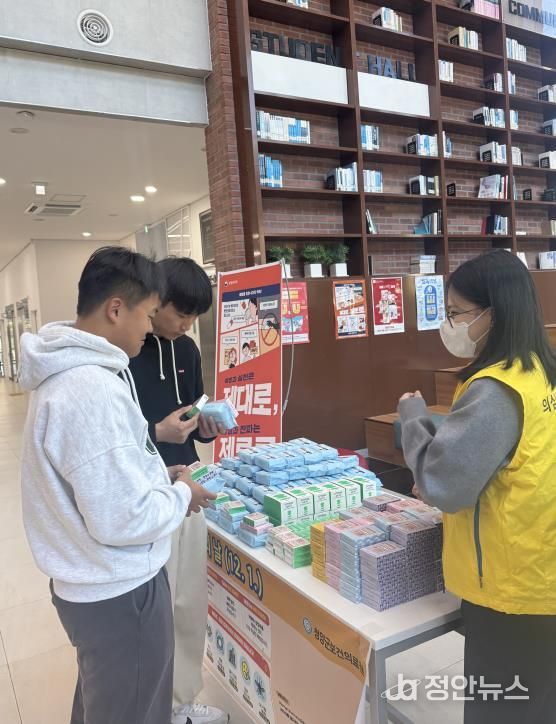 군 보건의료원 관계자가 충남도립대학교에서 학생들을 대상으로 에이즈 예방 캠페인을 진행하며 홍보 리플렛과 물품을 배부하고 있다.