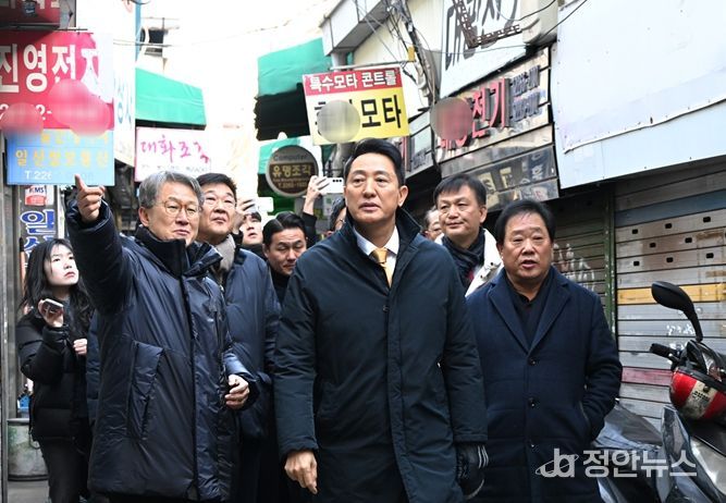 4일 오전 오세훈 시장이 세운2구역을 방문해 노후된 세운지구 현황을 살펴보고 있다.