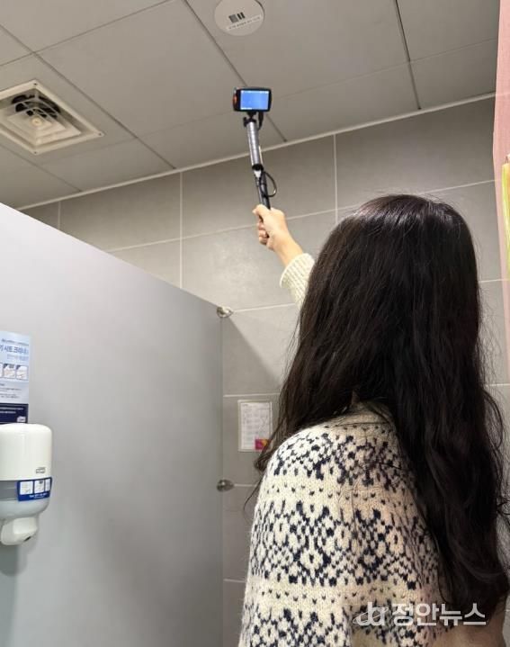불법 촬영 탐지기로 화장실 점검을 실시하고 있다.
