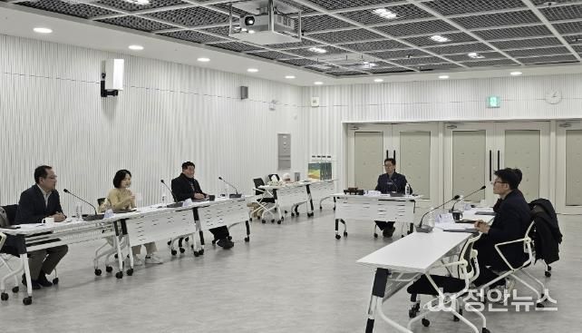 수원시가 ‘2025년 수원시 수목원 운영자문위원회 회의’를 열고 있다.